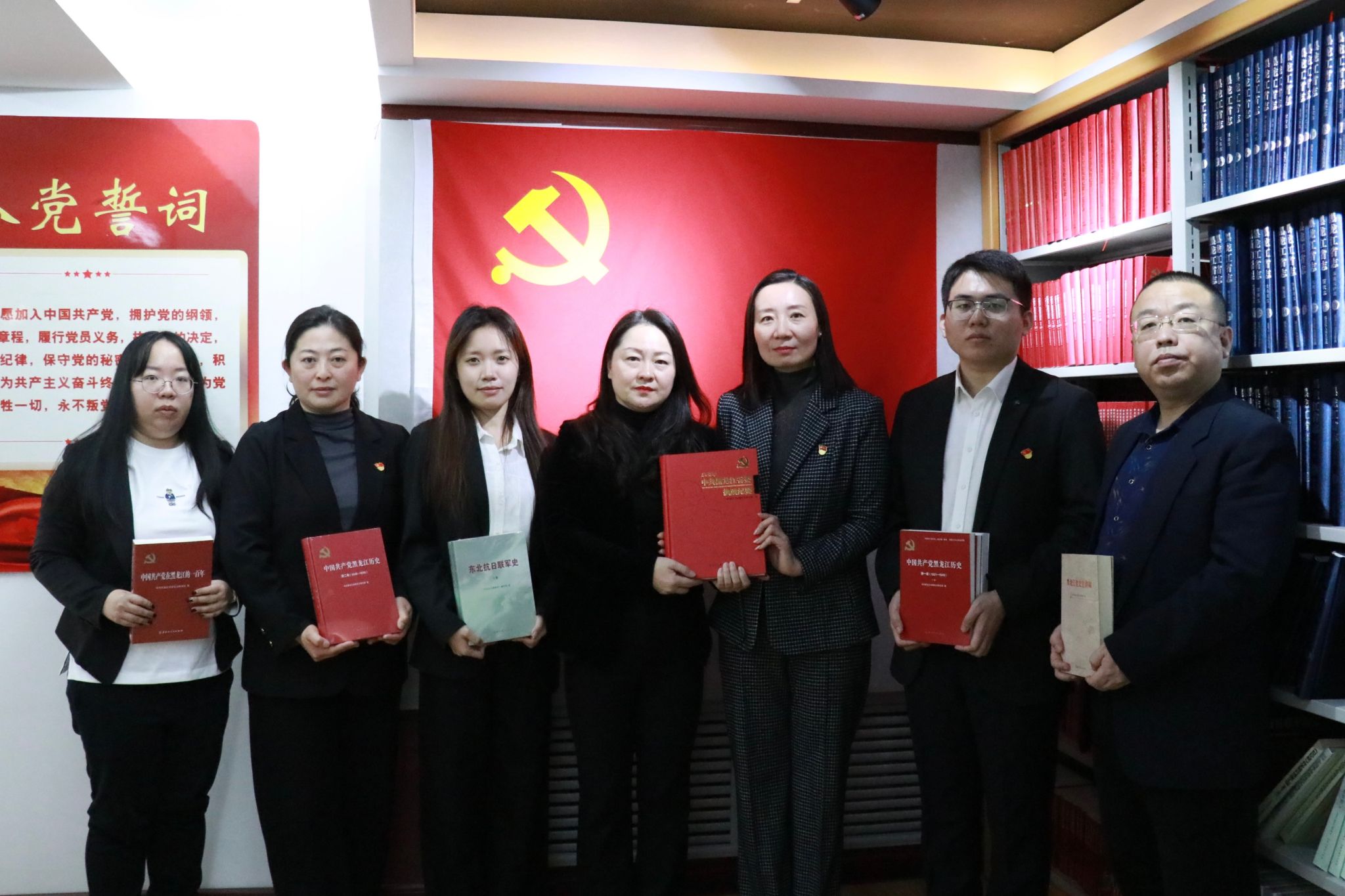 省委史志研究室材料征集处向u8国际平台博士生党支部捐赠书籍