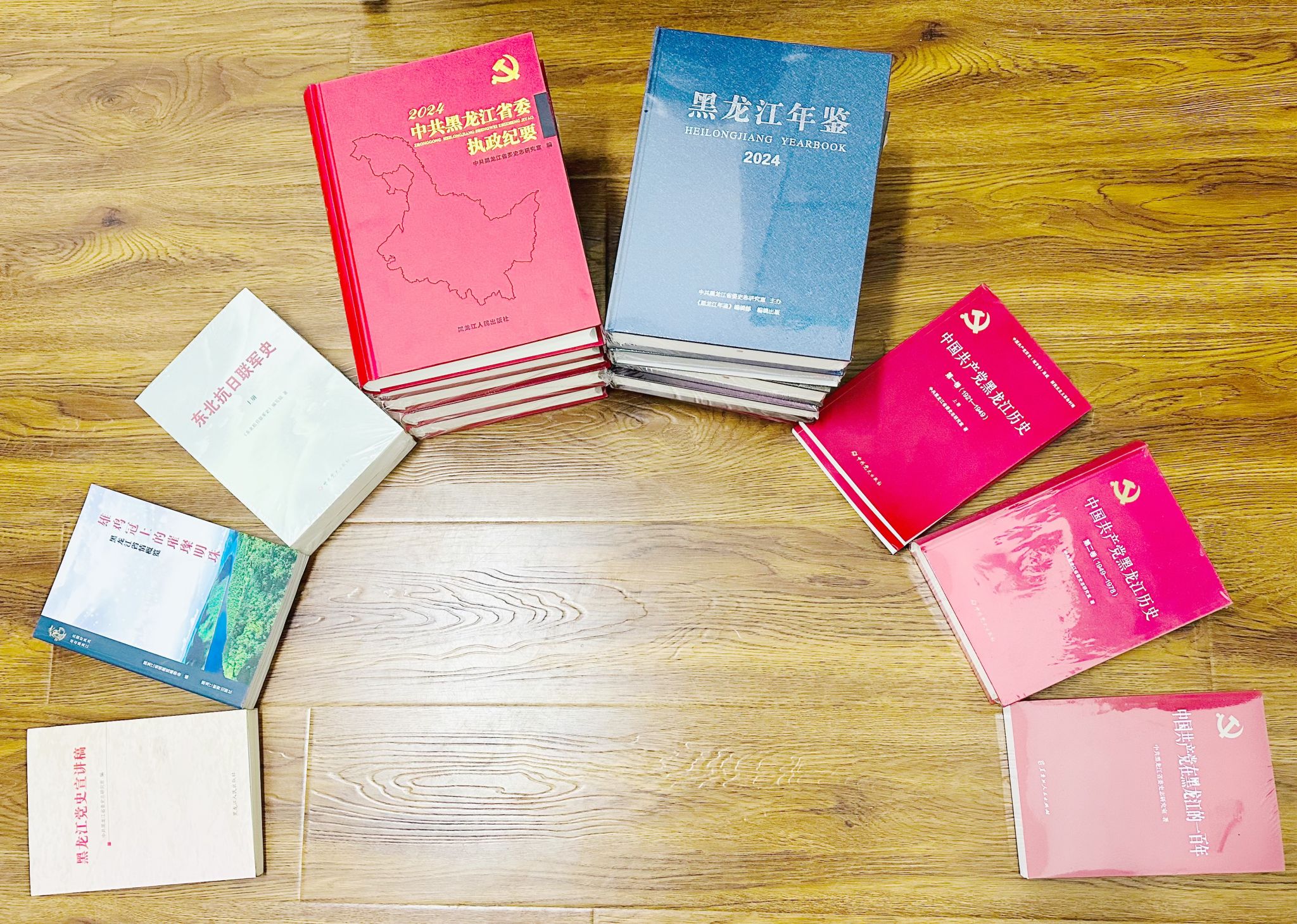 省委史志研究室材料征集处向u8国际平台博士生党支部捐赠书籍2